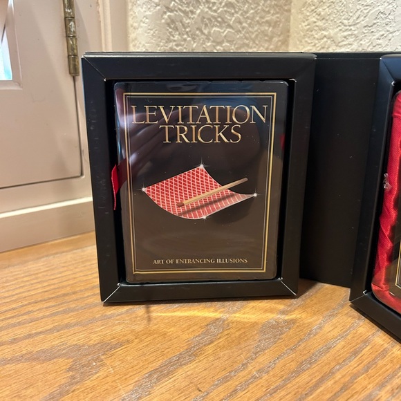 Levitation Tricks: Art of Entrancing Illusions Levitating Magic Card Trick - Picture 3 of 6